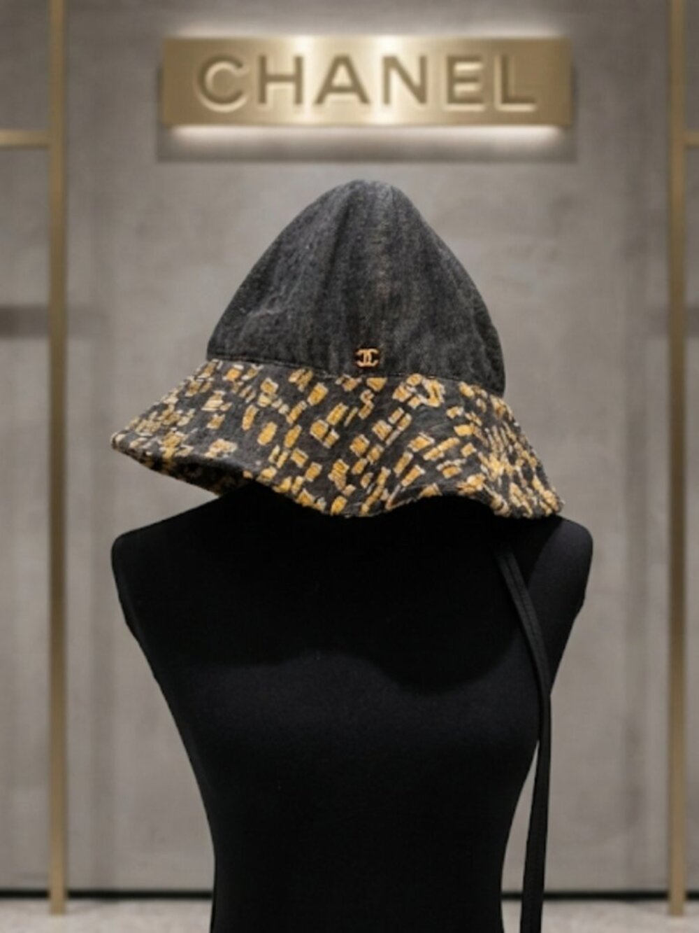Authentic Chanel denim bucket hat Made In Italy